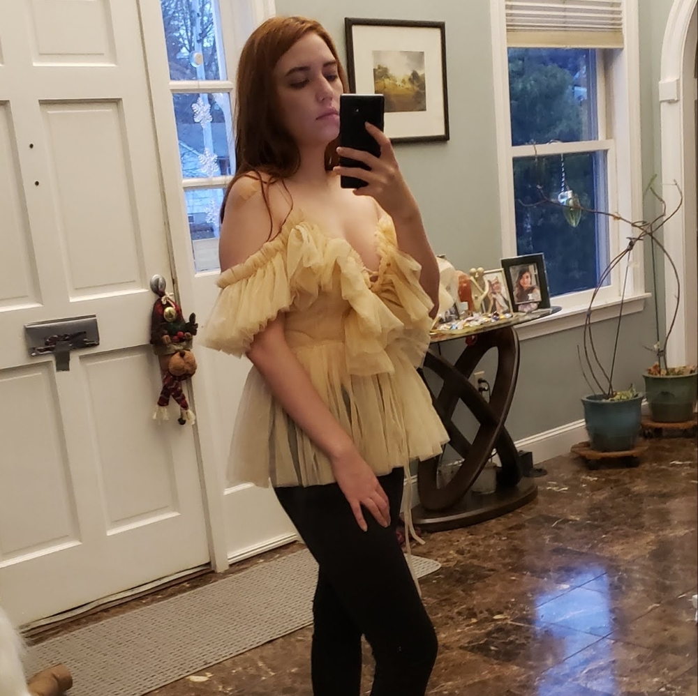 Medium crop top beige brand:simplee